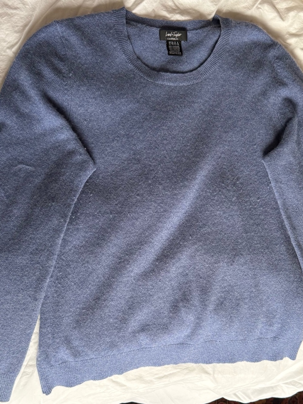 Lord & Taylor Womens crewneck cashmere sweater. Size XL in good condition